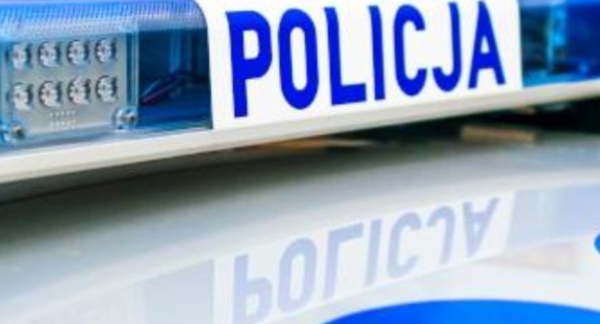 Kierowca bez uprawnień, a pasażerka z narkotykami. Nerwowe zachowanie i drzwi na dachu auta, zwróciły uwagę wrocławskich policjantów