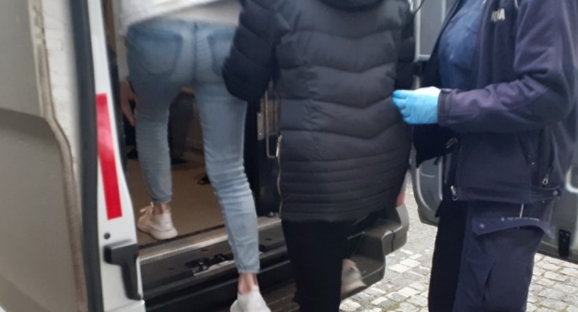 Schowała się przed policjantami w wersalce