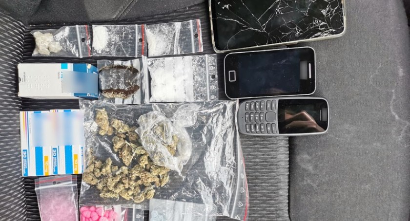 Ponad 300 porcji handlowych narkotyków i nielegalnych wyrobów tytoniowych ujawnione przez policjantów z drogówki