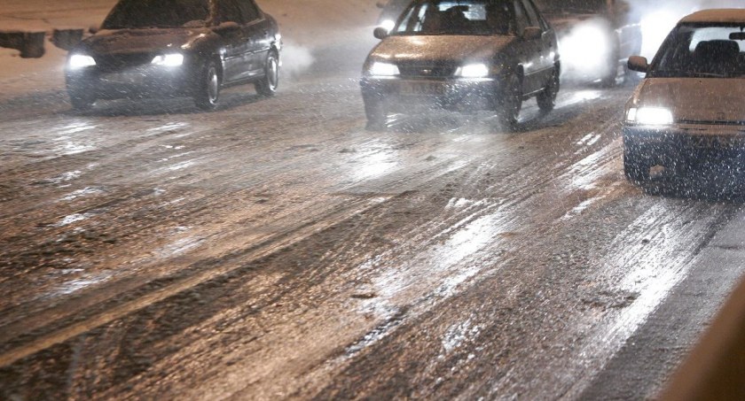 Wracają niskie temperatury, wiatr i marznące opady. Znów będzie ślisko