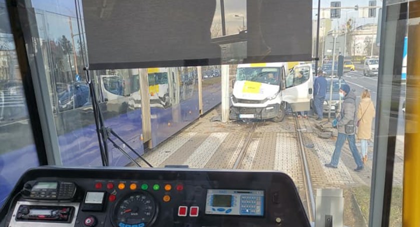 Zderzenie busa z tramwajem na al. Karkonoskiej