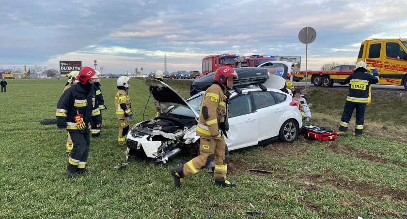 Groźny wypadek na DK5 w gminie Kostomłoty. Jedna osoba trafiła do szpitala