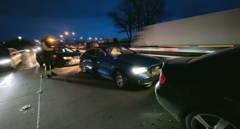 Utrudnienia na A4. Na jezdni w kierunku Legnicy doszło do kolizji pięciu aut osobowych
