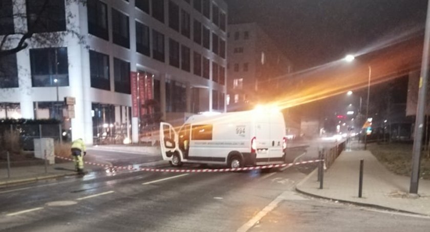 Poważna awaria magistrali wodnej we Wrocławiu. Ulica Braniborska zamieniła się w rzekę