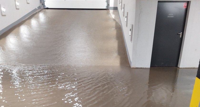 Awaria magistrali wodnej na Braniborskiej. Zalane komórki, garaże i klatki schodowe