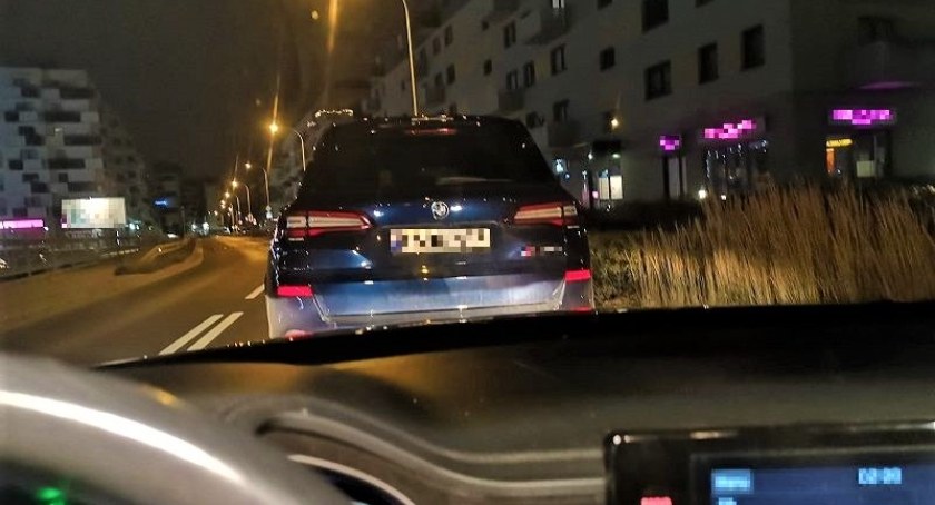 Zlekceważył znak nakazujący mu jazdę w prawo, a dalszą część nocy spędził w policyjnym areszcie