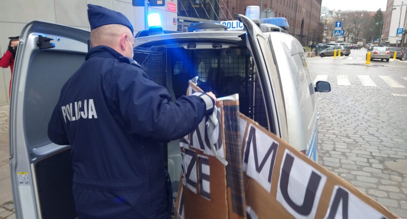 Serduszko ważniejsze niż Covid. Policja aresztowała plakaty a sędzia podtrzymał zakaz zbliżania do pokrzywdzonej kardiolog