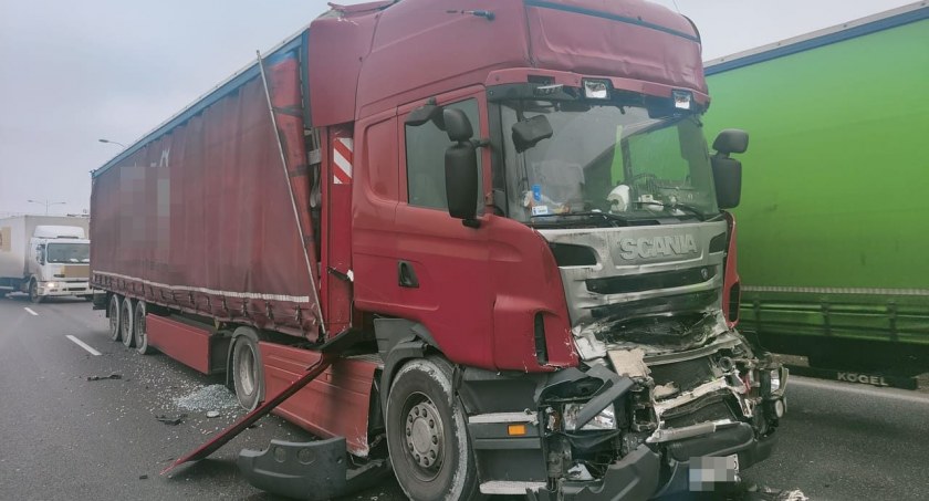 Kolizja z udziałem trzech pojazdów ciężarowych na 14 kilometrze AOW w kierunku Warszawy