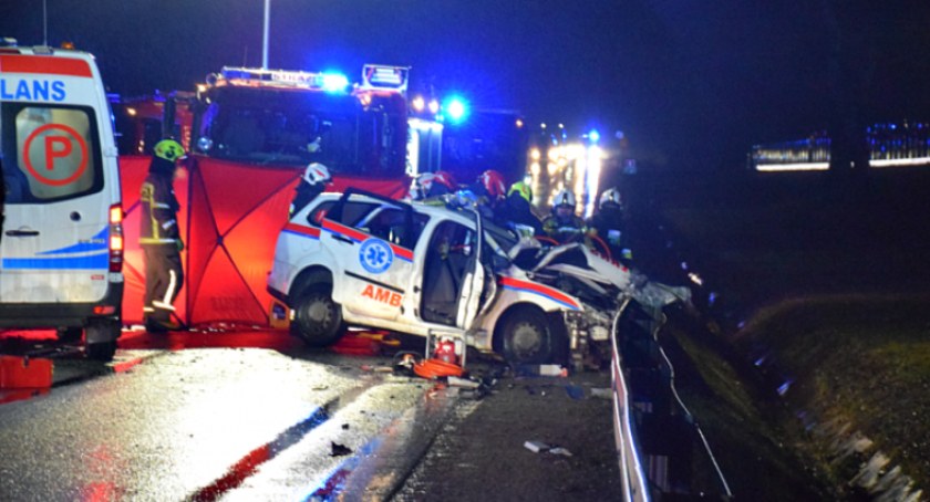 Koszmarny wypadek na krajowej ósemce. Jedna osoba podróżująca ambulansem nie żyje, druga walczy o życie w szpitalu