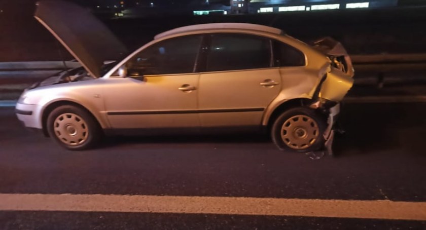 Zasnął za kierownicą i wjechał w auto na pasie awaryjnym. Wypadek na AOW
