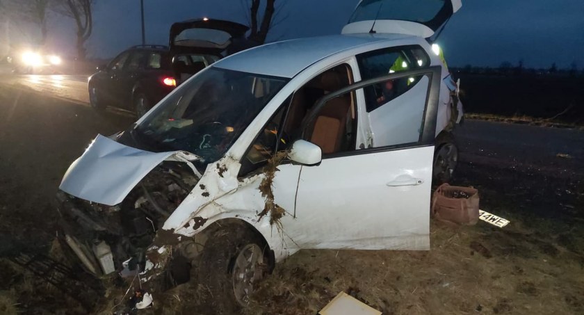 Niebezpieczna kolizja samochodu osobowego na DW347 w Sadkowie