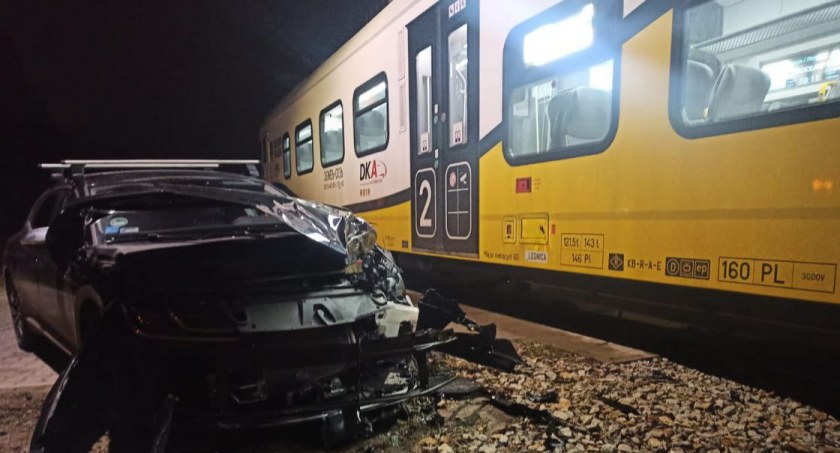 Zderzenia auta osobowego z szynobusem na wrocławskim Wojnowie. Kierowca zlekceważył znak STOP