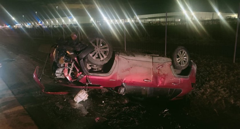 Dachowanie na autostradzie A4 przy zjeździe na AOW