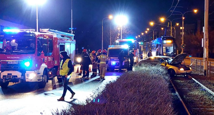 Pościg, użycie broni służbowej i ranny policjant. Trwa obława za uciekinierami