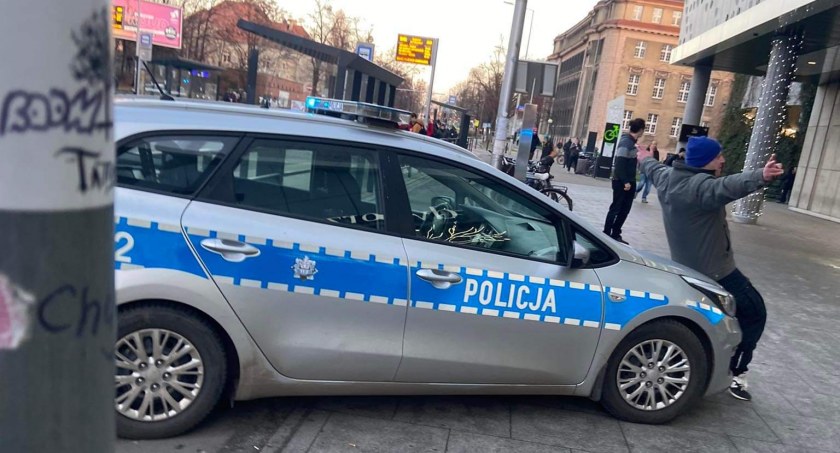 Agresywny mężczyzna napadł na radiowóz przed galerią Wroclavia. Zobacz FILM