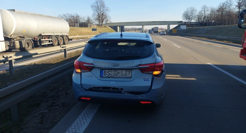 Kolizja busa z autem osobowym na autostradzie A4 tuż za węzłem Kostomłoty