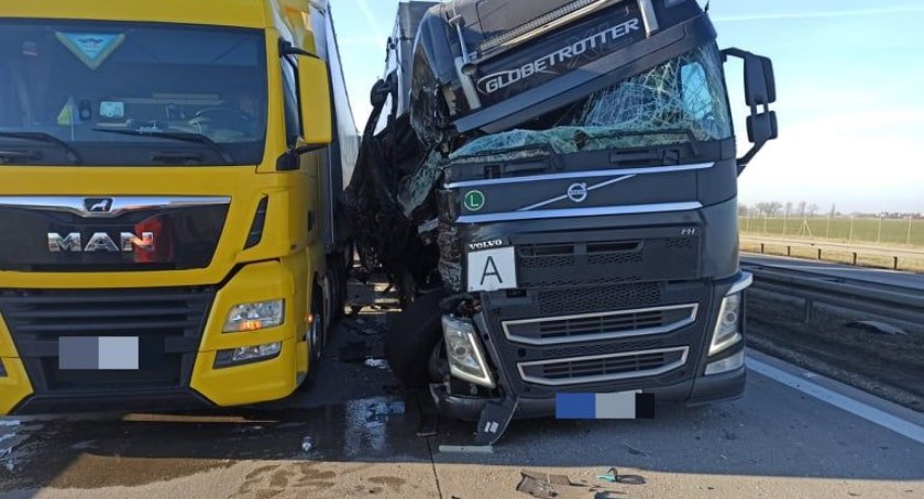 Zderzenie dwóch aut ciężarowych na autostradzie A4