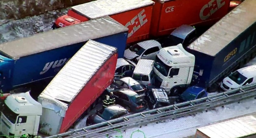 Karambol 40 pojazdów na D5