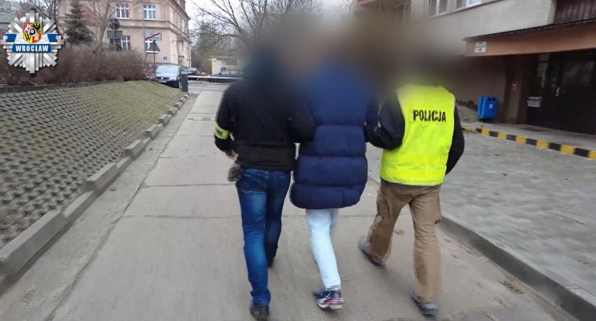 Oszust wysyłający fałszywe linki zatrzymany przez wrocławskich policjantów. Straty sięgnęły kwoty 51 tysięcy złotych