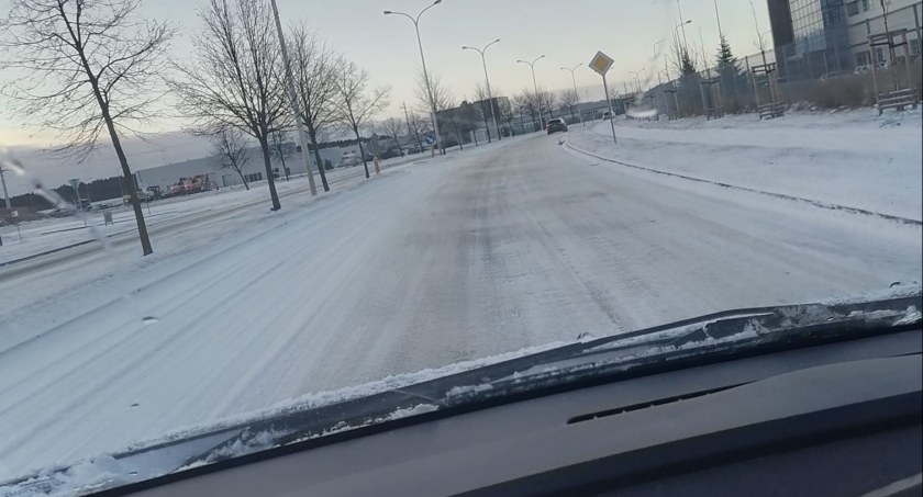 Trudne warunki na drogach Wrocławia i powiatu wrocławskiego. Apelujemy o ostrożność!