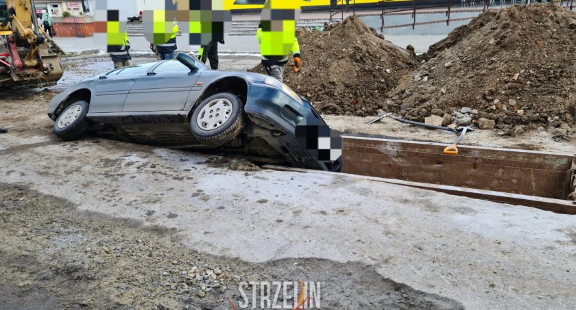 Hondą wjechał do wykopu