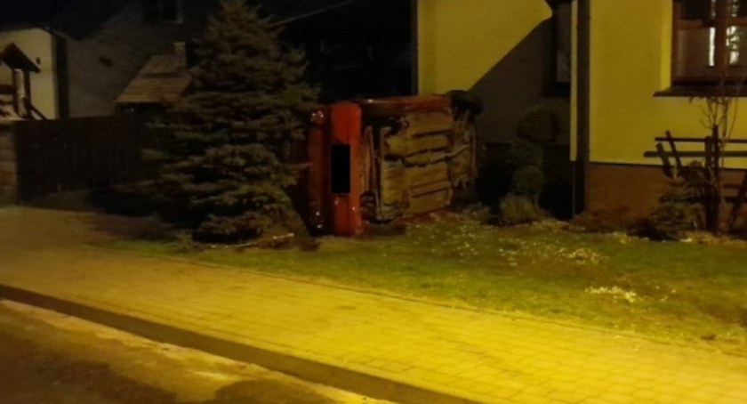 Pijana kobieta wiozła samochodem 8. letnią córkę. Auto przewróciło się na bok.