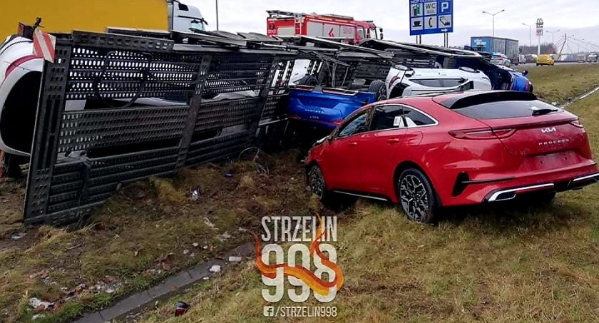 Kilkanaście aut w rowie na A4