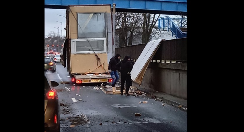 Przewoził kiosk na lawecie i zahaczył o wiadukt. Utrudnienia na alei Hallera we Wrocławiu. Zobacz FILM