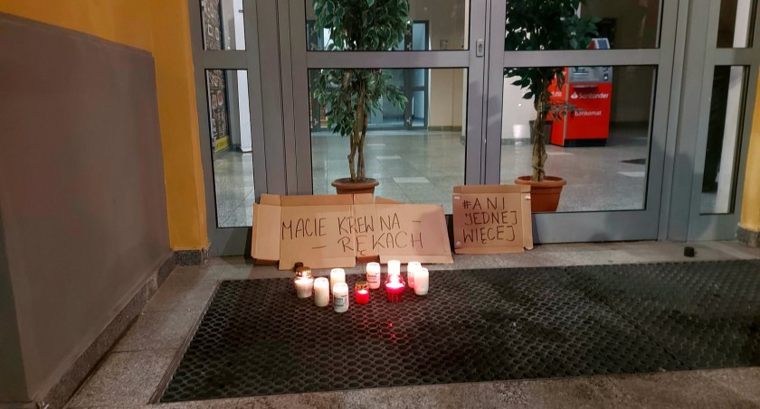 Śmierć 37-letniej Agnieszki z Częstochowy. Przed siedzibą PiS we Wrocławiu zapalono znicze
