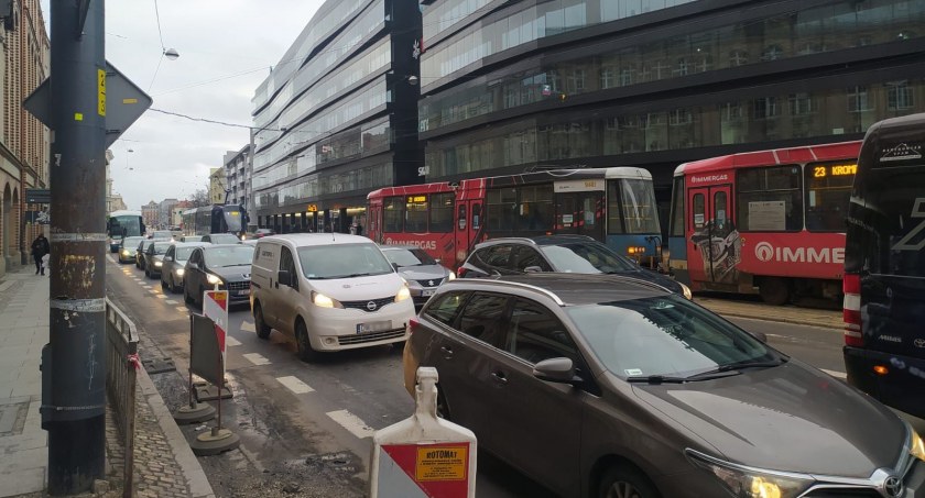 Blackout w centrum Wrocławia. Główne ulice bez prądu. Stanęła komunikacja tramwajowa 