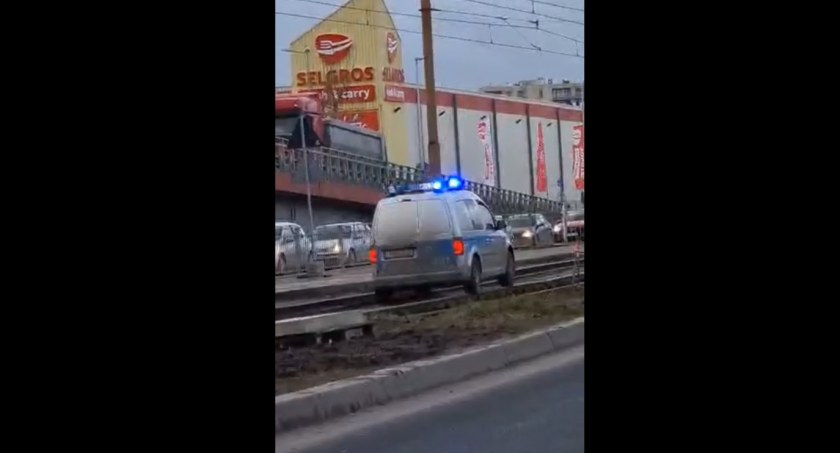 Tramwaj na sygnale czyli policyjny radiowóz w akcji. Zobacz FILM z przejazdu po torowisku na Krakowskiej
