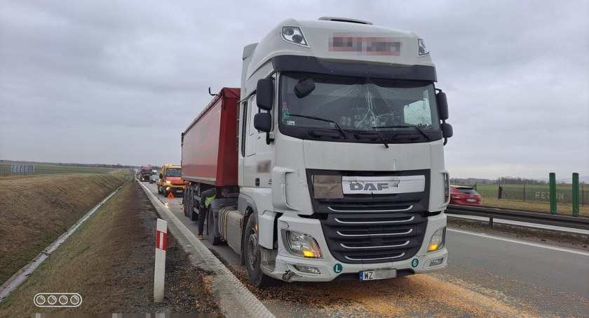 Kolizja dwóch ciężarówek na A4 przed Kostomłotami. Autostrada w kierunku granicy już przejezdna