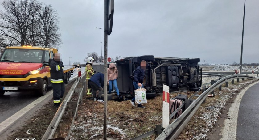 Węzeł Kostomłoty. Bus z pasażerami wypadł z drogi