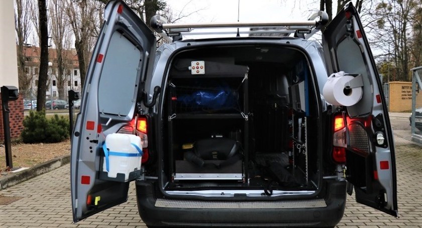  Nowy specjalistyczny radiowóz trafił do wrocławskich techników kryminalistyki