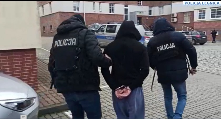 Niczym „Tulipan” oszukiwał kobiety. Dzięki legnickim policjantom trafił do aresztu