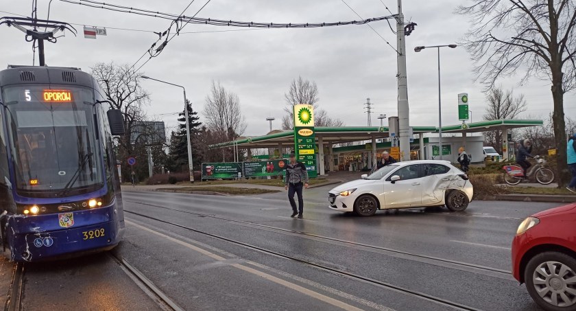 Kolizja samochodu osobowego z tramwajem na ul. Krakowskiej we Wrocławiu