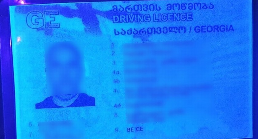 Jechał bez sprawnego oświetlenia. Z pozoru zwykła kontrola drogowa zakończyła się dla kierującego pobytem w areszcie