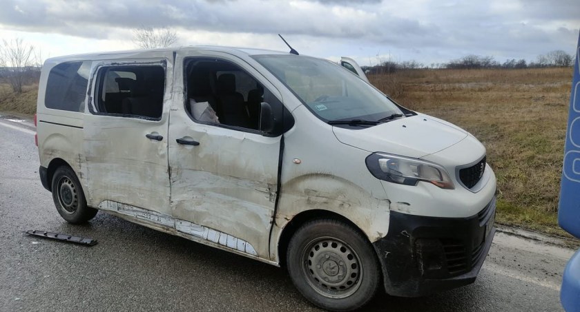 Kolizja busa z ciężarówką na zjeździe z A4 w kierunku Pietrzykowic