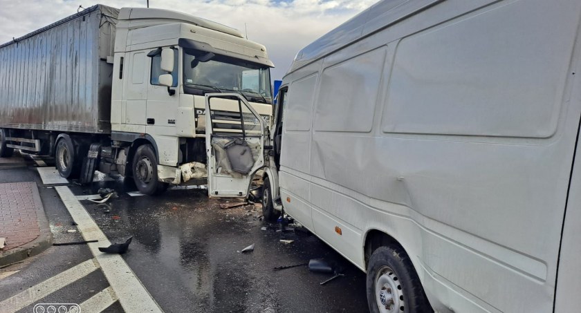 Czołowe zderzenie ciężarówki z busem i osobówką na DK94 w Środzie Śląskiej. Dwie osoby ranne. Lądował LPR