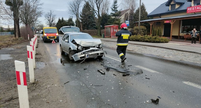 Groźna kolizja przed przejściem dla pieszych w miejscowości Sadków w gminie Kąty Wrocławskie