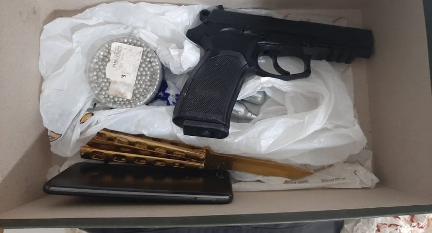 Policjant na służbie postrzelony w głowę z broni pneumatycznej. Agresywny włamywacz obezwładniony i zatrzymany