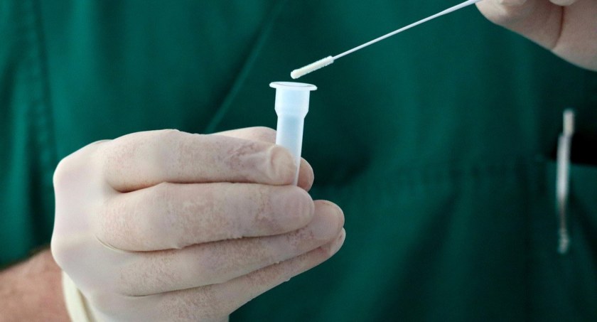 Setki tysięcy dziennych zakażeń i kolejne kraje wycofujące się z obostrzeń