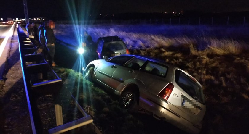 Obcokrajowcy holowali auto na autostradzie A4. Wypadli z drogi na 109 kilometrze w kierunku Wrocławia