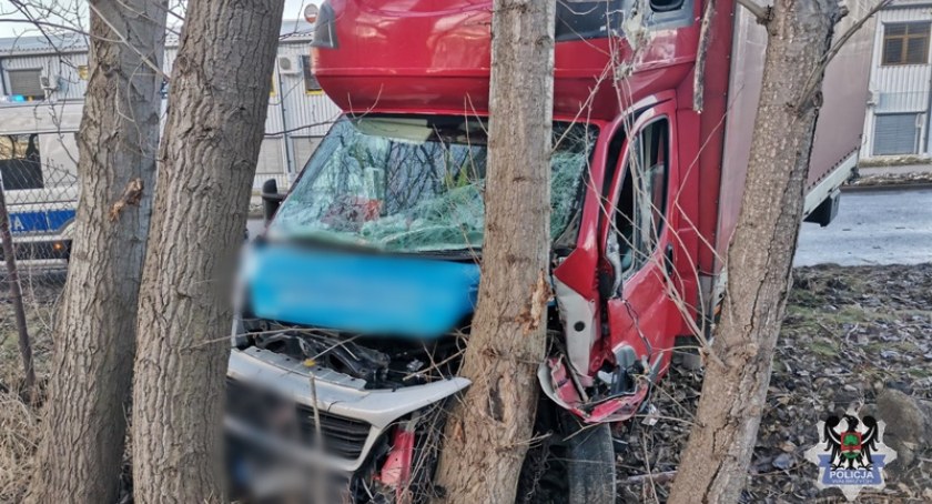 Pijany kierowca dostawczaka rozbił auto na drzewie. Próbował uciekać przed policją.