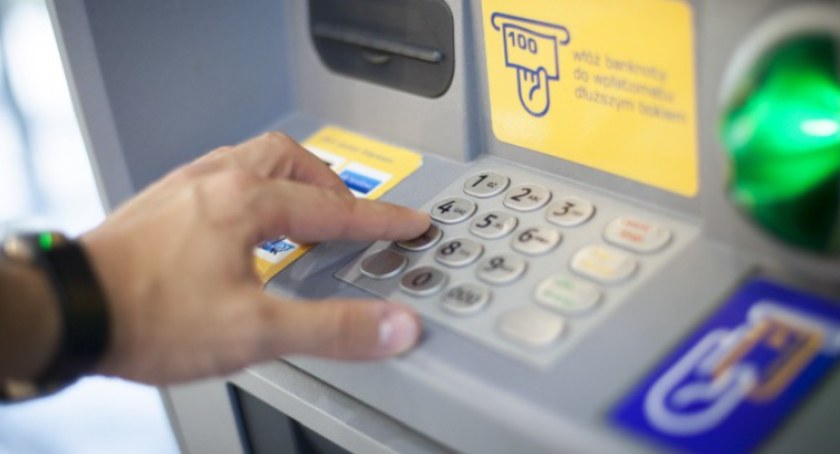 Rozsyłali fałszywe linki. Wpadli podczas wybierania pieniędzy z bankomatu