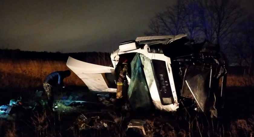 Kierowca ciągnika siodłowego cudem uniknął śmierci. Groźny wypadek z udziałem dwóch pojazdów ciężarowych i osobówki na AOW