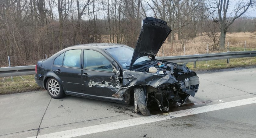 Autostrada A4. Kierowca zasnął za kierownicą i uderzył w ciężarówkę