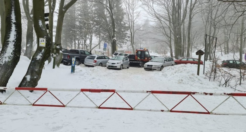 Bezmyślni turyści zastawili samochodami wjazd na narciarskie trasy biegowe