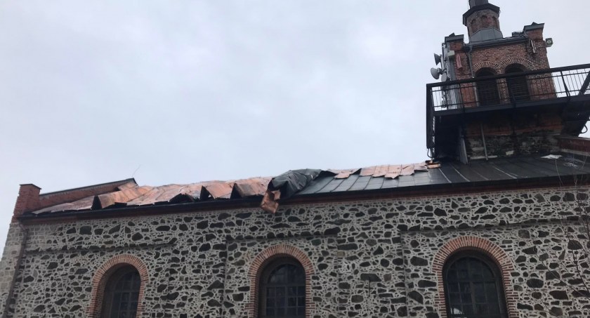 Zerwany dach w kościele na Ślęży