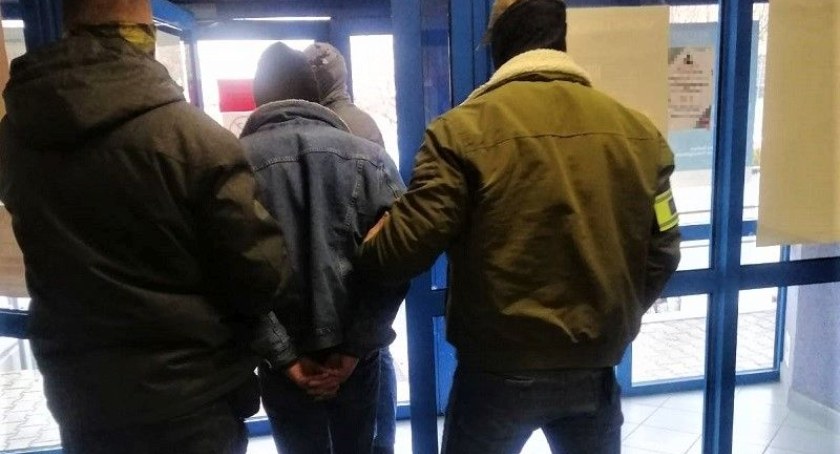 Poszukiwany listami gończymi zatrzymany przez wrocławskich policjantów na terenie Bełchatowa
